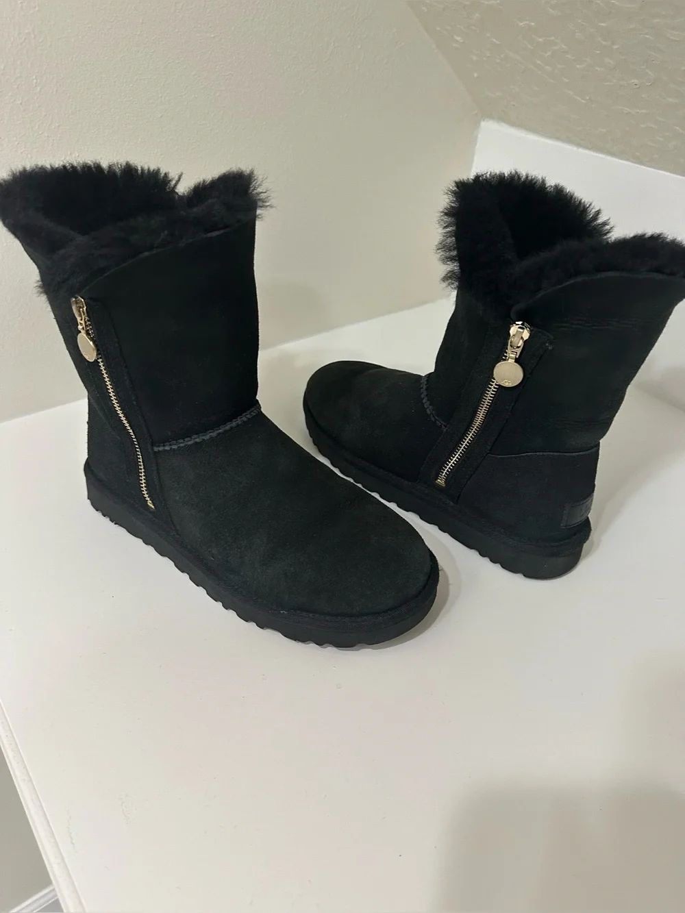 UGG Bailey Short Zip Black  Fur-Lined Boots Size 8
